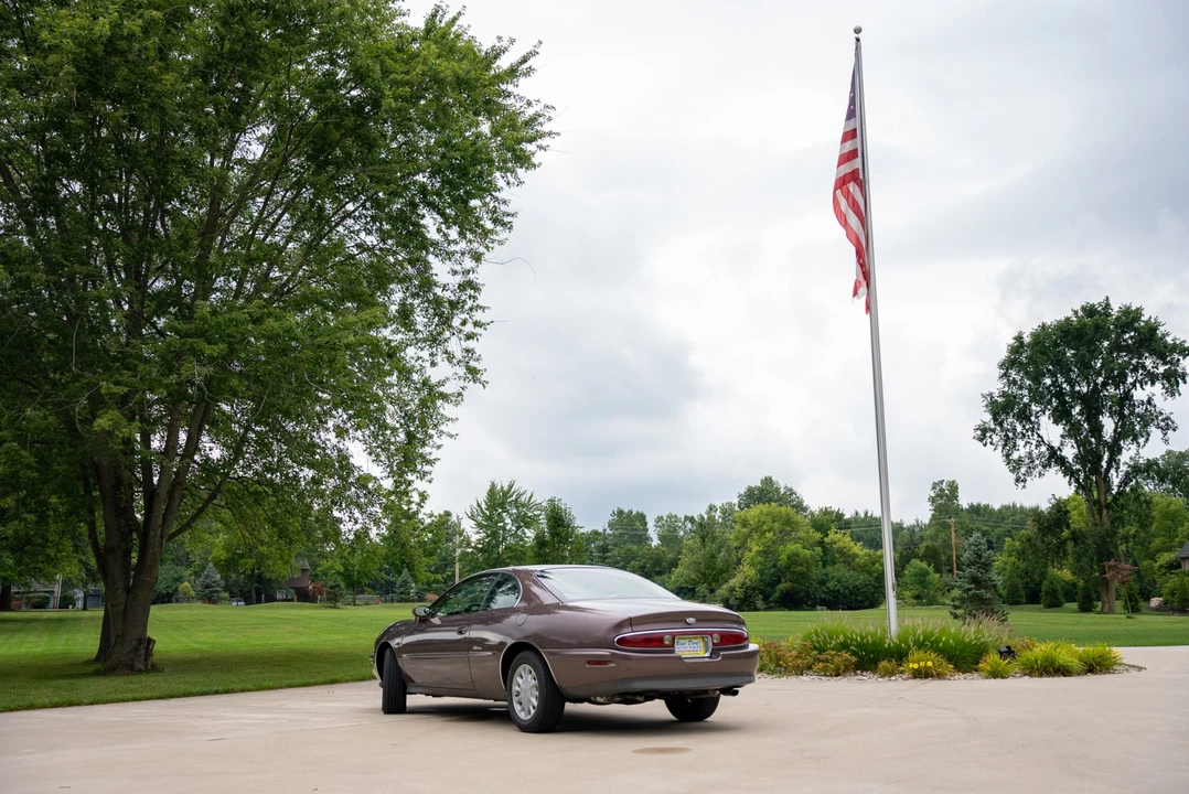 1995 Buick Riviera 8th Gen - Image 17 of 31