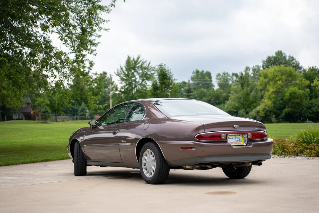 1995 Buick Riviera 8th Gen - Image 18 of 31