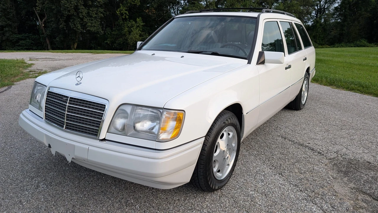 1995 Mercedes-Benz W124 E-Class - Image 2 of 31