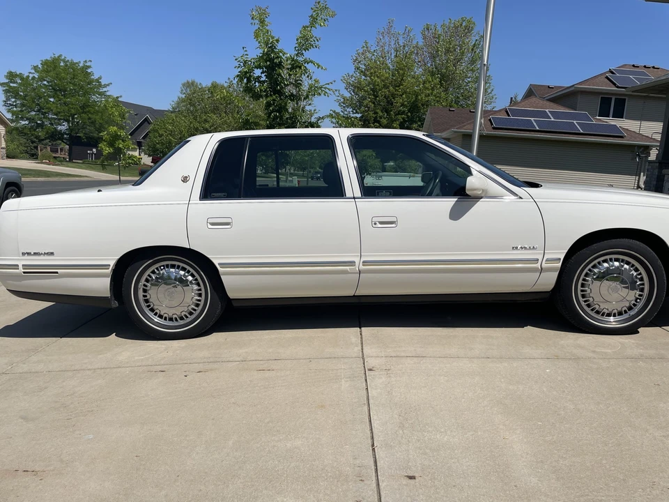 1997 Cadillac DeVille 7th Gen - Image 12 of 31