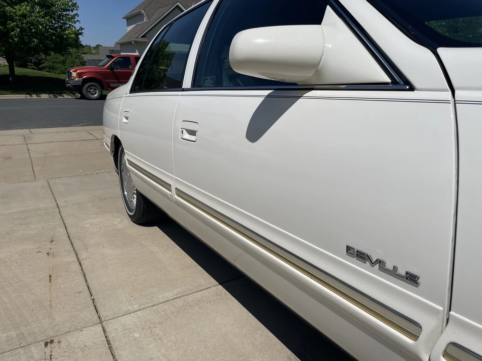 1997 Cadillac DeVille 7th Gen - Image 25 of 31