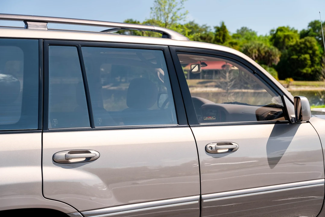 1998 Lexus LX 2nd Gen - Image 25 of 31