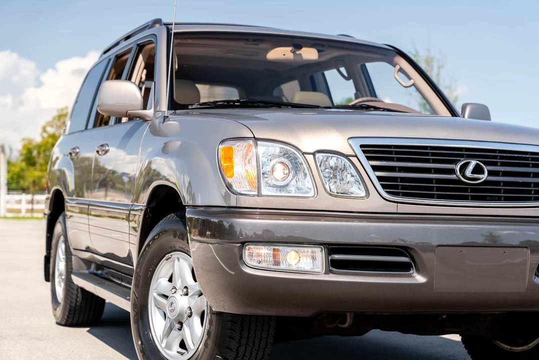 1998 Lexus LX 2nd Gen - Image 19 of 31