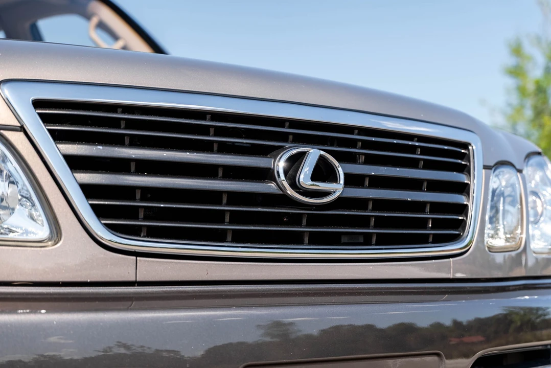 1998 Lexus LX 2nd Gen - Image 23 of 31