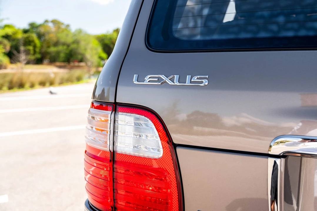 1998 Lexus LX 2nd Gen - Image 28 of 31