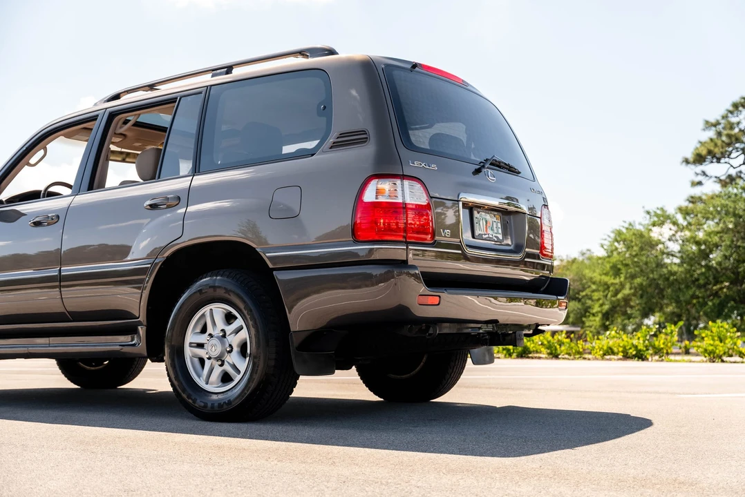 1998 Lexus LX 2nd Gen - Image 26 of 31