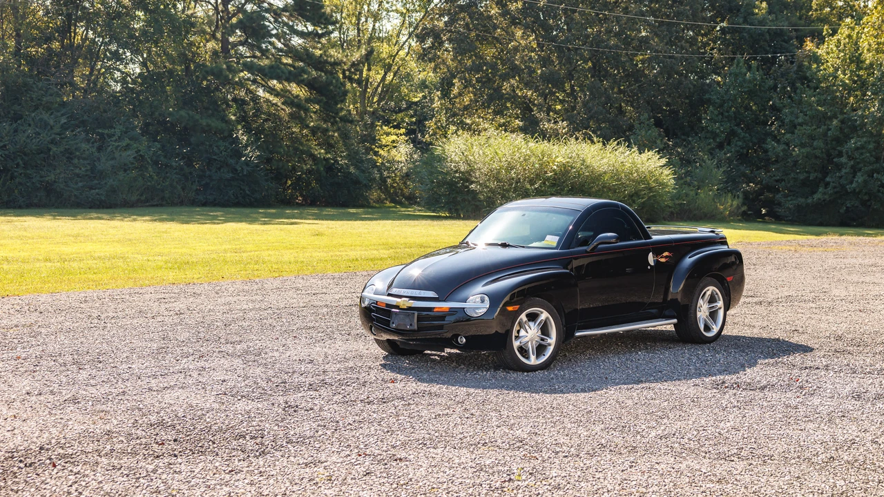 2004 Chevrolet SSR - Image 4 of 31