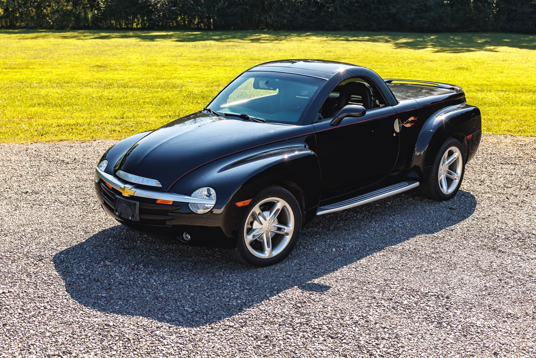 2004 Chevrolet SSR - Image 2 of 31