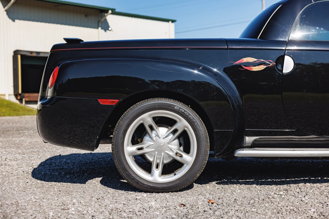 2004 Chevrolet SSR - Image 13 of 31