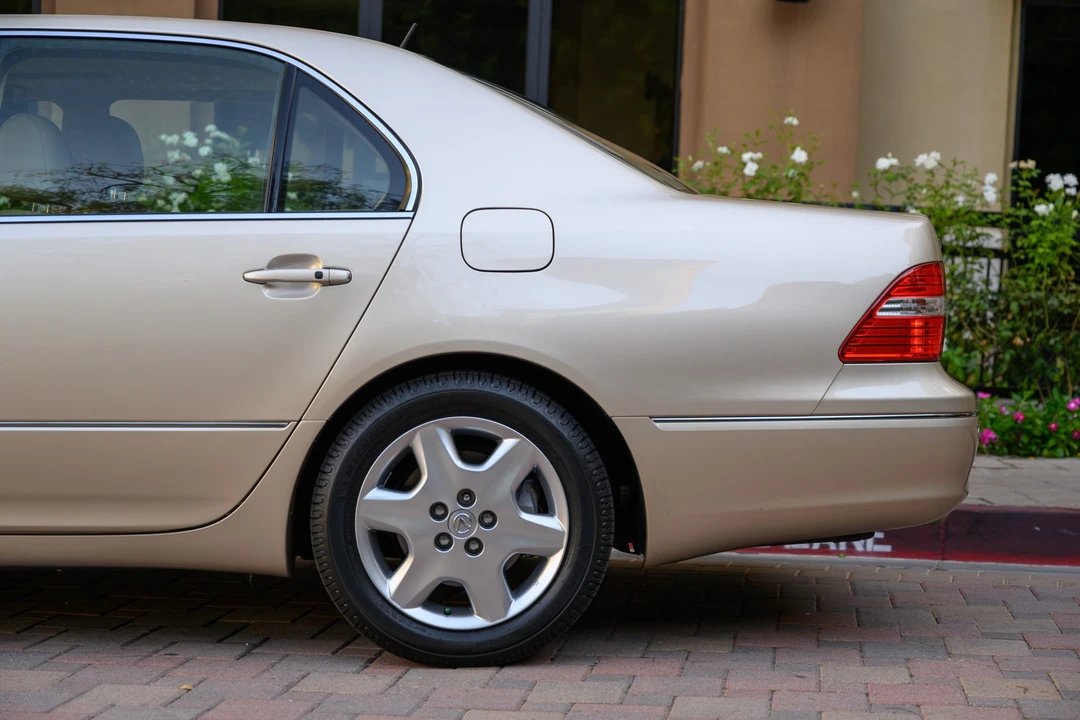 2004 Lexus LS 3rd Gen - Image 26 of 31