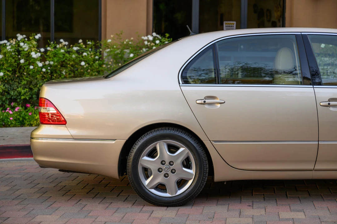 2004 Lexus LS 3rd Gen - Image 27 of 31