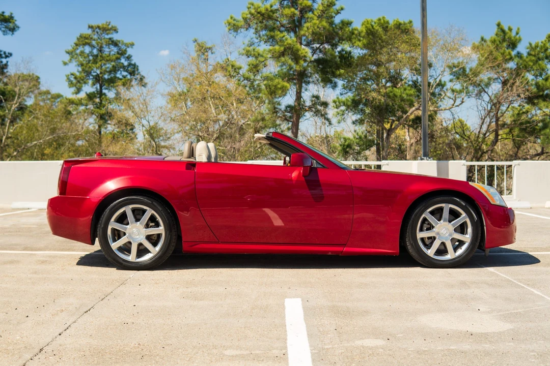 2005 Cadillac XLR - Image 30 of 31