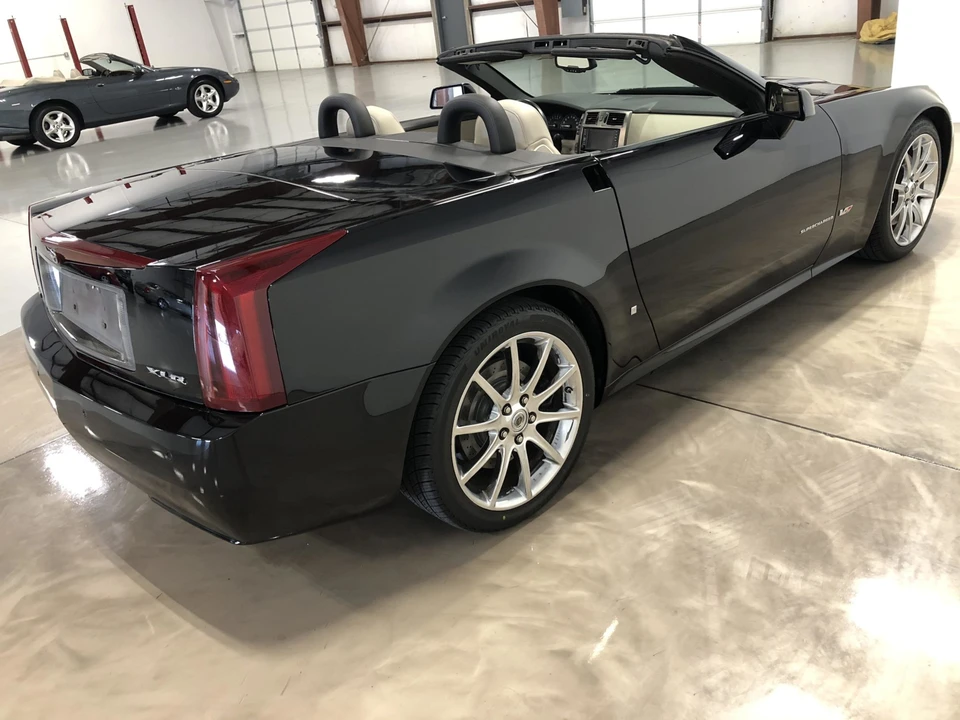 2006 Cadillac XLR-V - Image 17 of 31