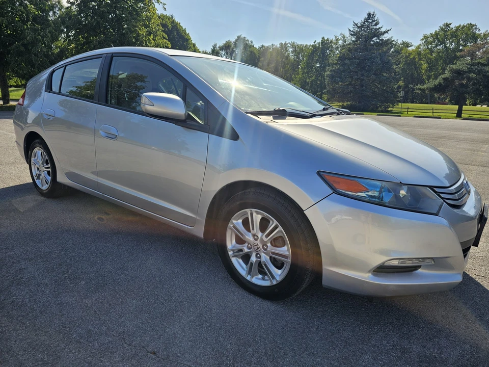 2010 Honda Insight 2nd Gen - Image 2 of 31