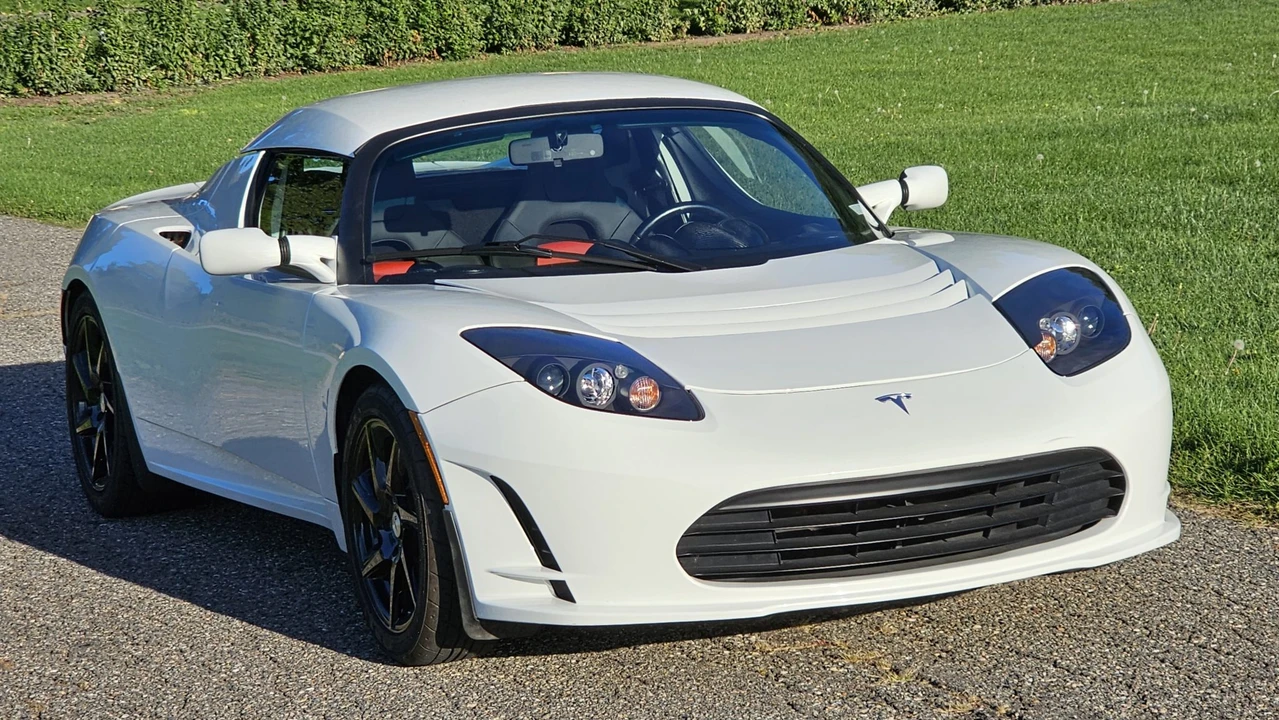 2010 Tesla Roadster - Image 2 of 31
