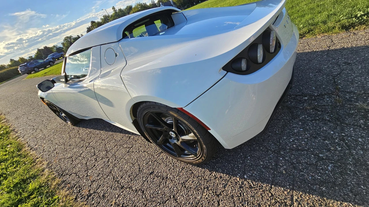 2010 Tesla Roadster - Image 19 of 31