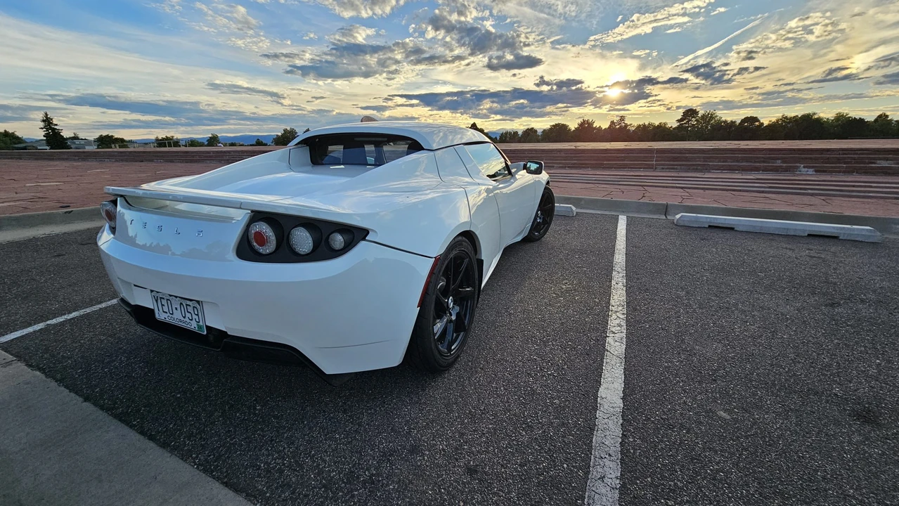2010 Tesla Roadster - Image 13 of 31