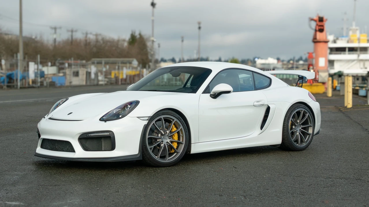 2016 Porsche 981 Cayman GT4 - Image 2 of 31