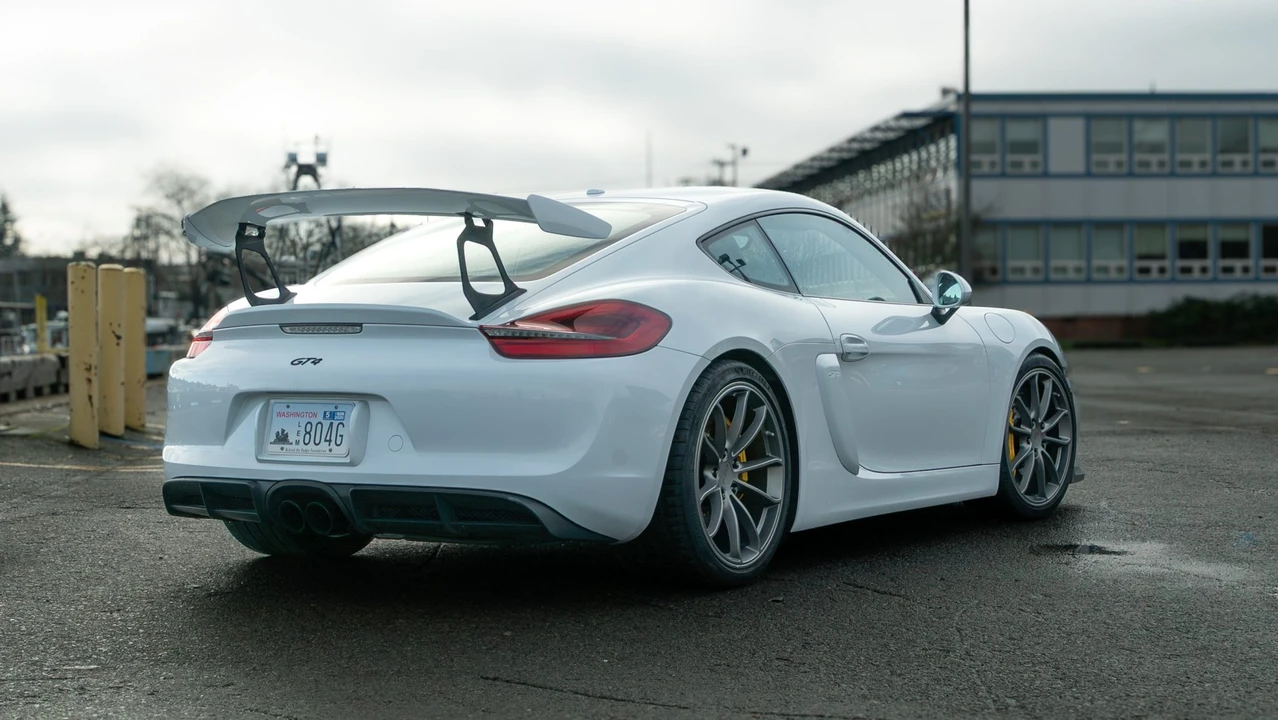 2016 Porsche 981 Cayman GT4 - Image 13 of 31
