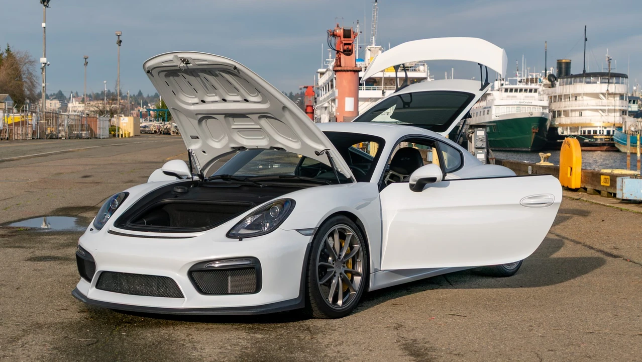 2016 Porsche 981 Cayman GT4 - Image 25 of 31