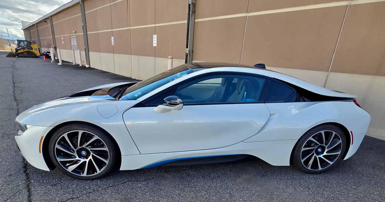 2017 BMW i8 - Image 4 of 6