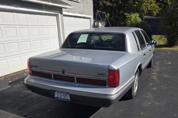 1995 Lincoln Town Car - Image 2 of 7