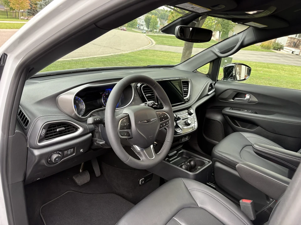 2025 Chrysler - Image 17 of 31