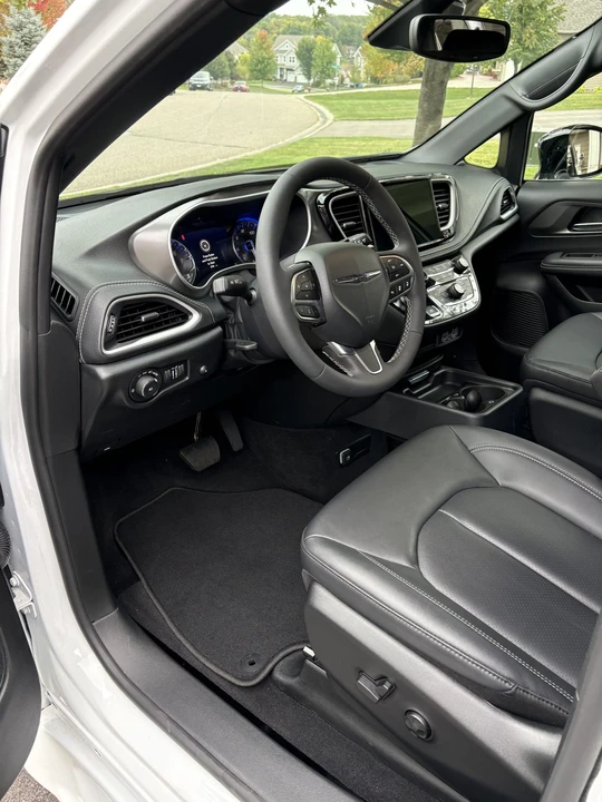 2025 Chrysler - Image 18 of 31