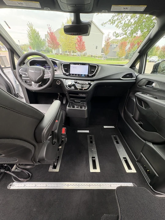2025 Chrysler - Image 26 of 31