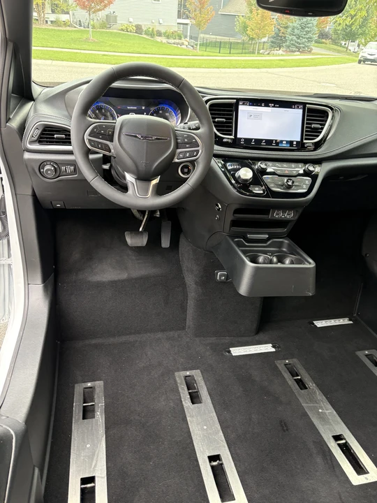 2025 Chrysler - Image 24 of 31