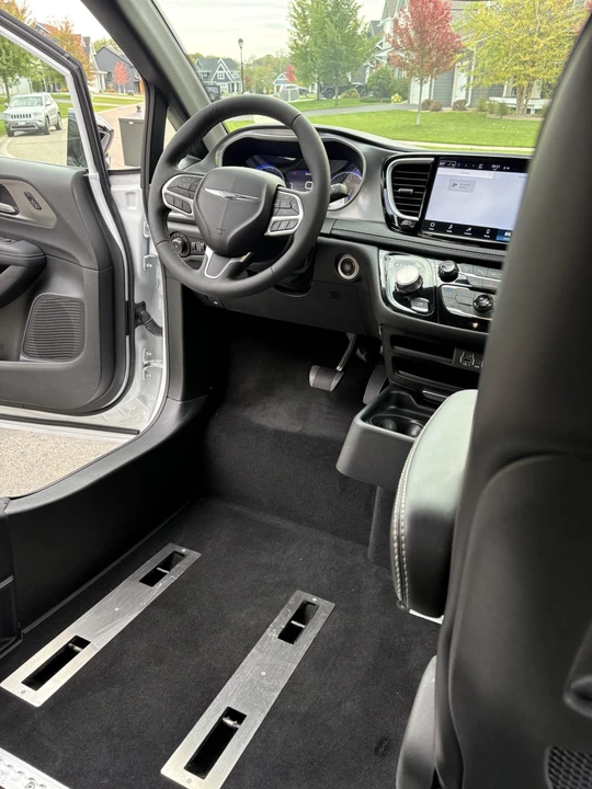 2025 Chrysler - Image 25 of 31