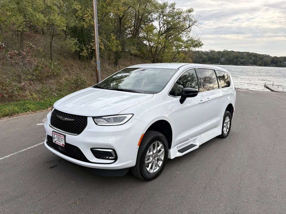 2025 Chrysler - Image 2 of 31