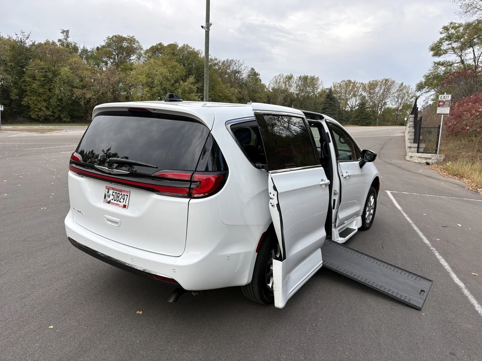 2025 Chrysler - Image 15 of 31