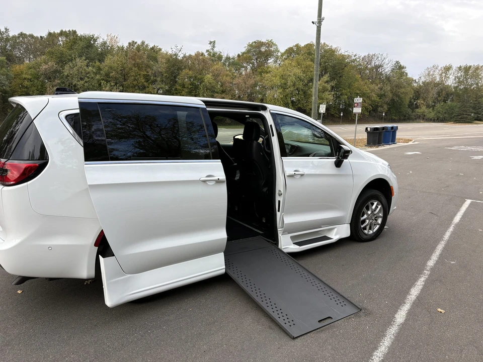 2025 Chrysler - Image 16 of 31