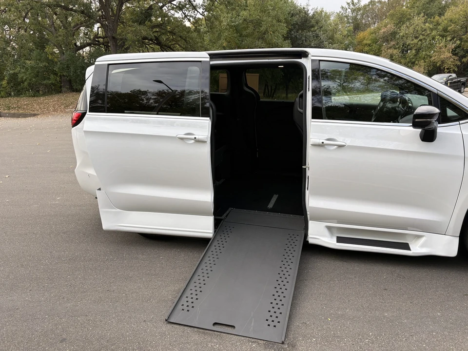 2025 Chrysler - Image 14 of 31