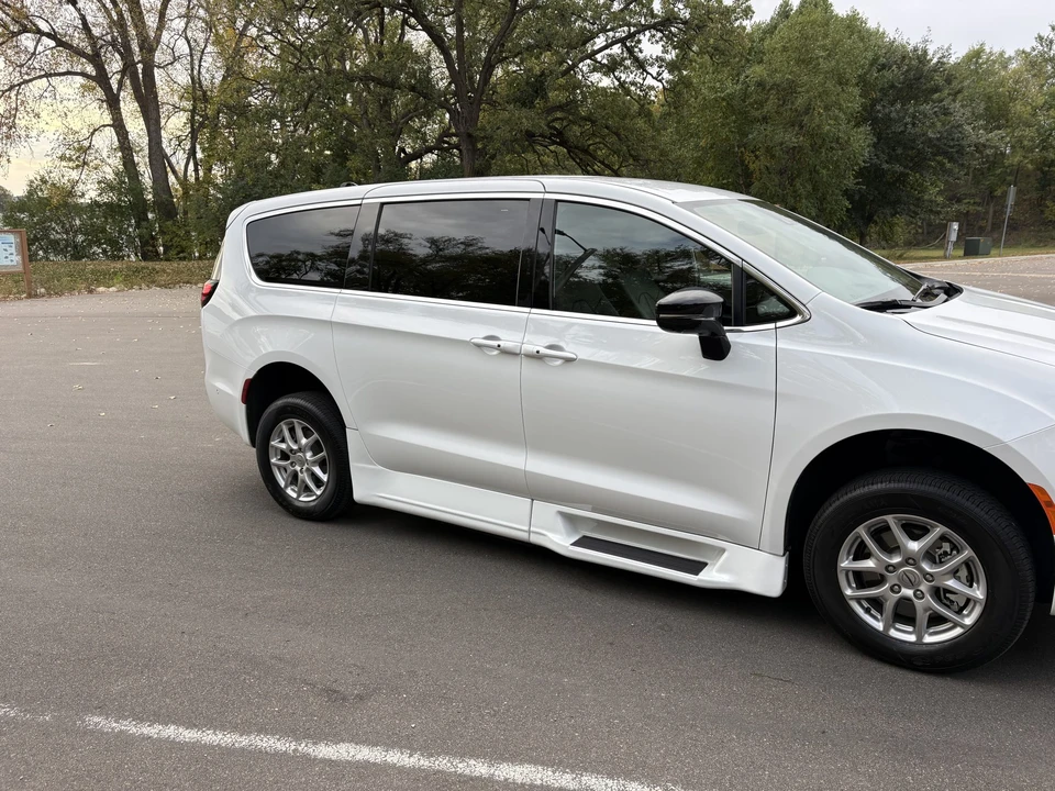 2025 Chrysler - Image 10 of 31