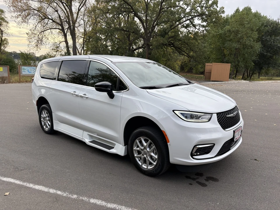 2025 Chrysler - Image 11 of 31