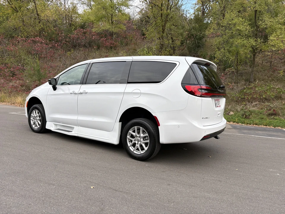 2025 Chrysler - Image 5 of 31