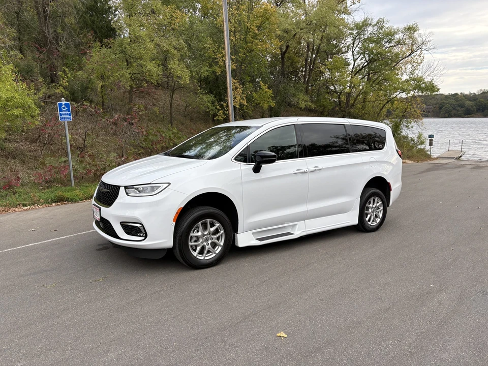 2025 Chrysler - Image 3 of 31