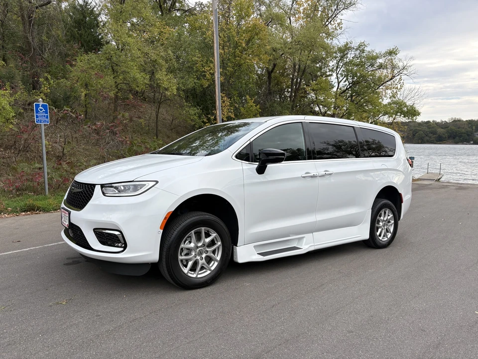 2025 Chrysler - Image 4 of 31