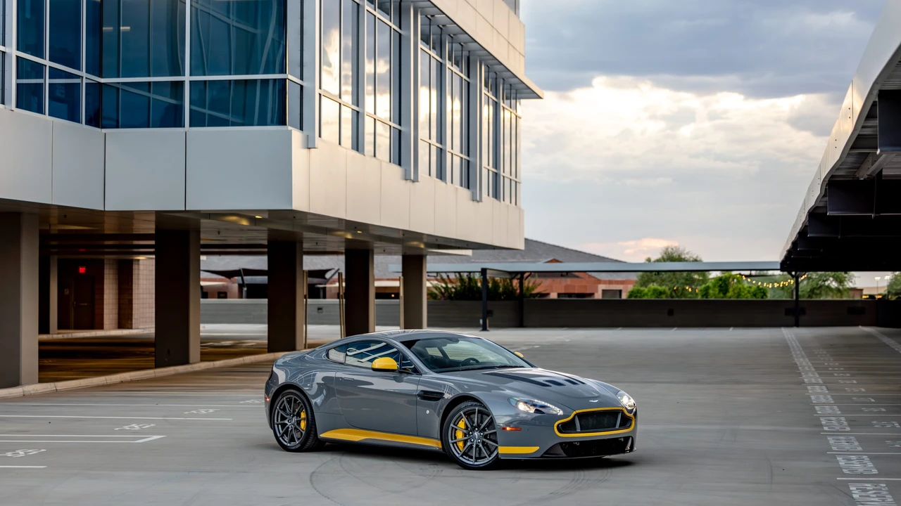 2017 Aston Martin V12 Vantage (2010-2018) - Image 26 of 31