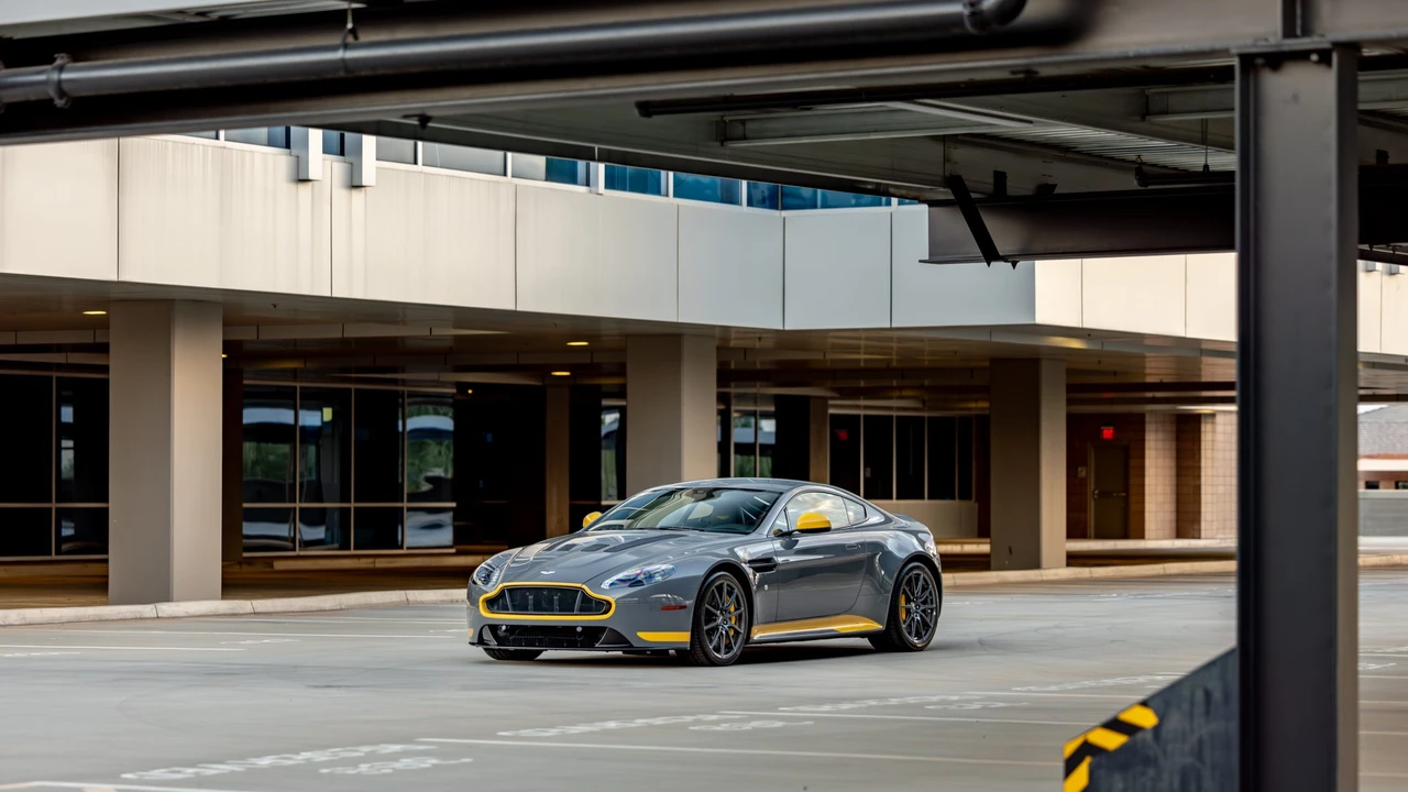 2017 Aston Martin V12 Vantage (2010-2018) - Image 10 of 31