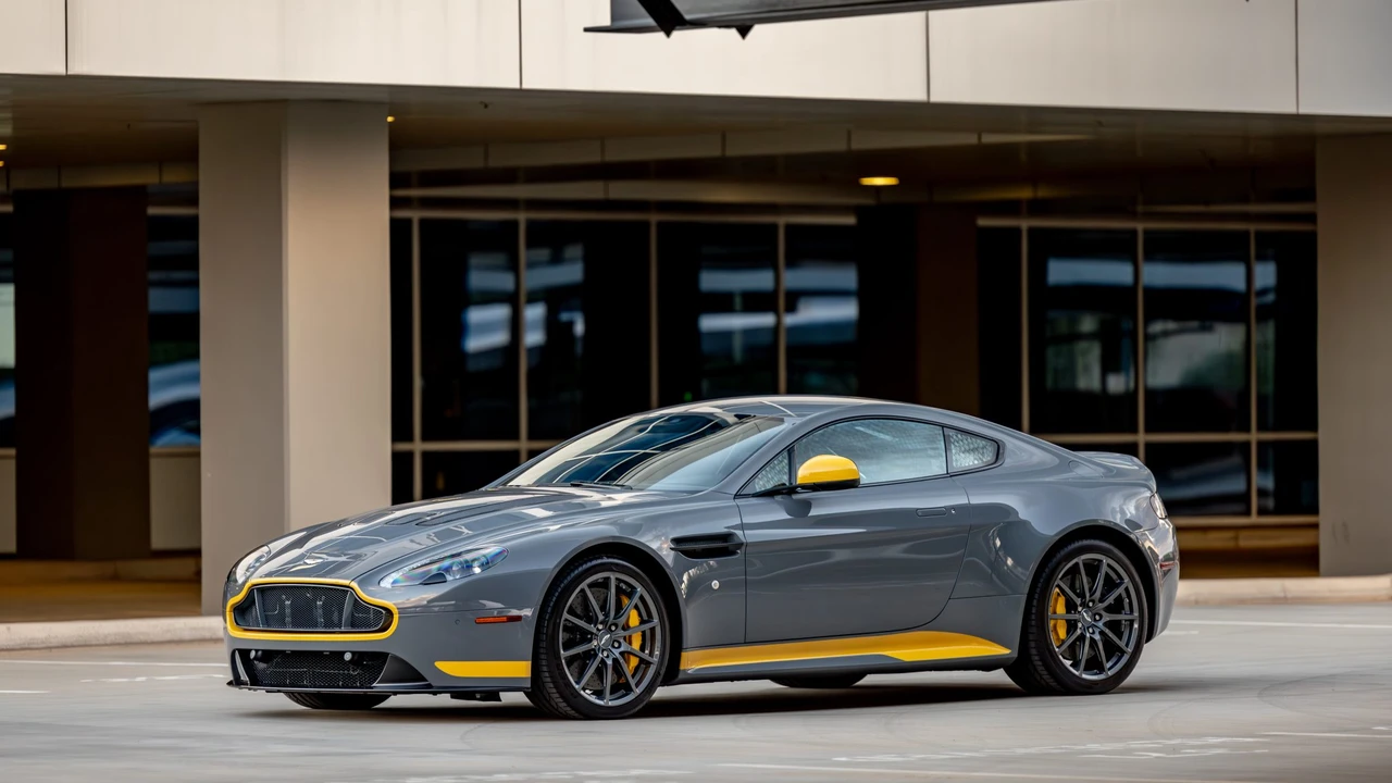 2017 Aston Martin V12 Vantage (2010-2018) - Image 6 of 31