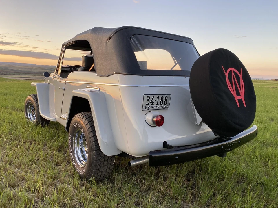 Willys Jeepster - Image 11 of 31