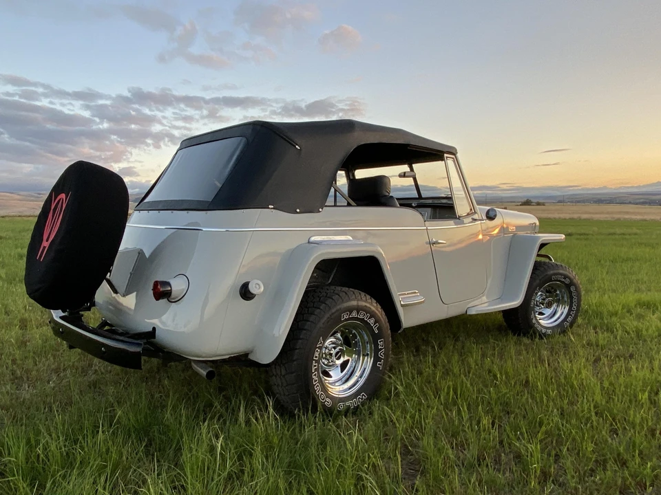 Willys Jeepster - Image 17 of 31