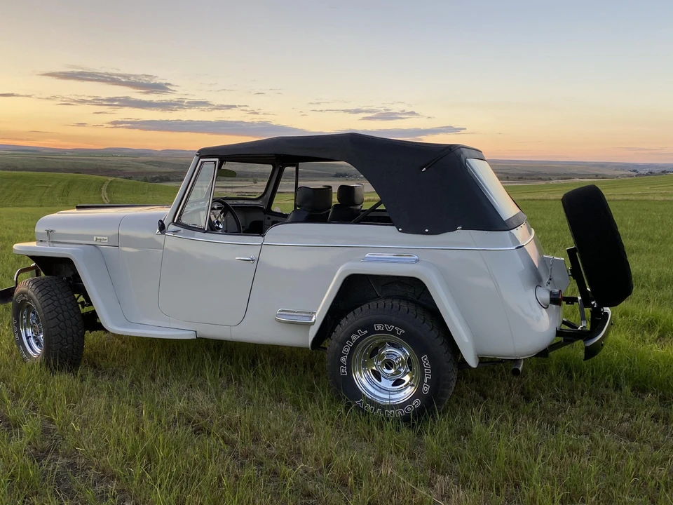 Willys Jeepster - Image 7 of 31