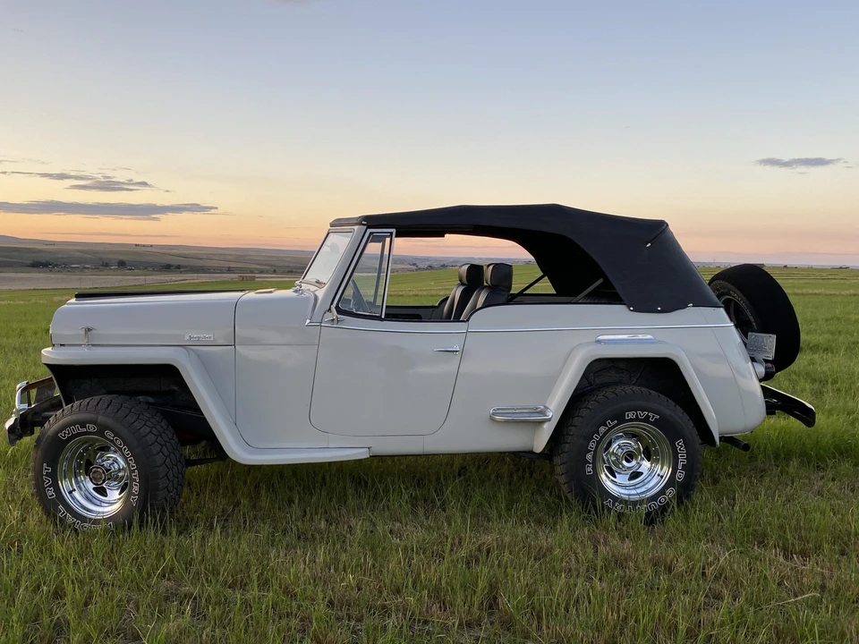 Willys Jeepster - Image 6 of 31