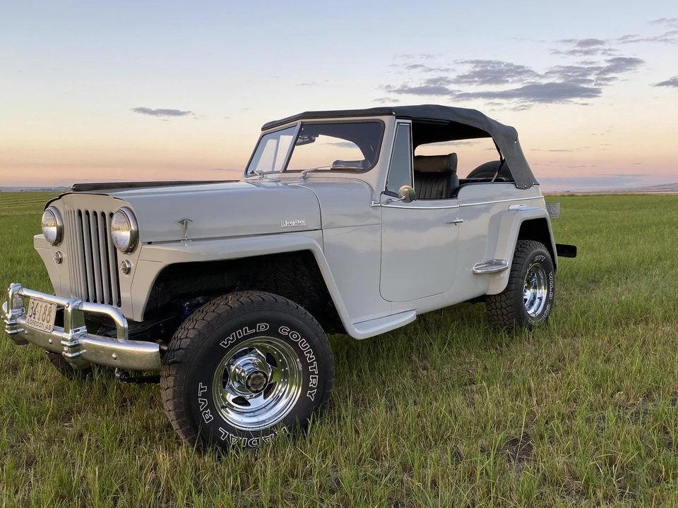 Willys Jeepster - Image 5 of 31