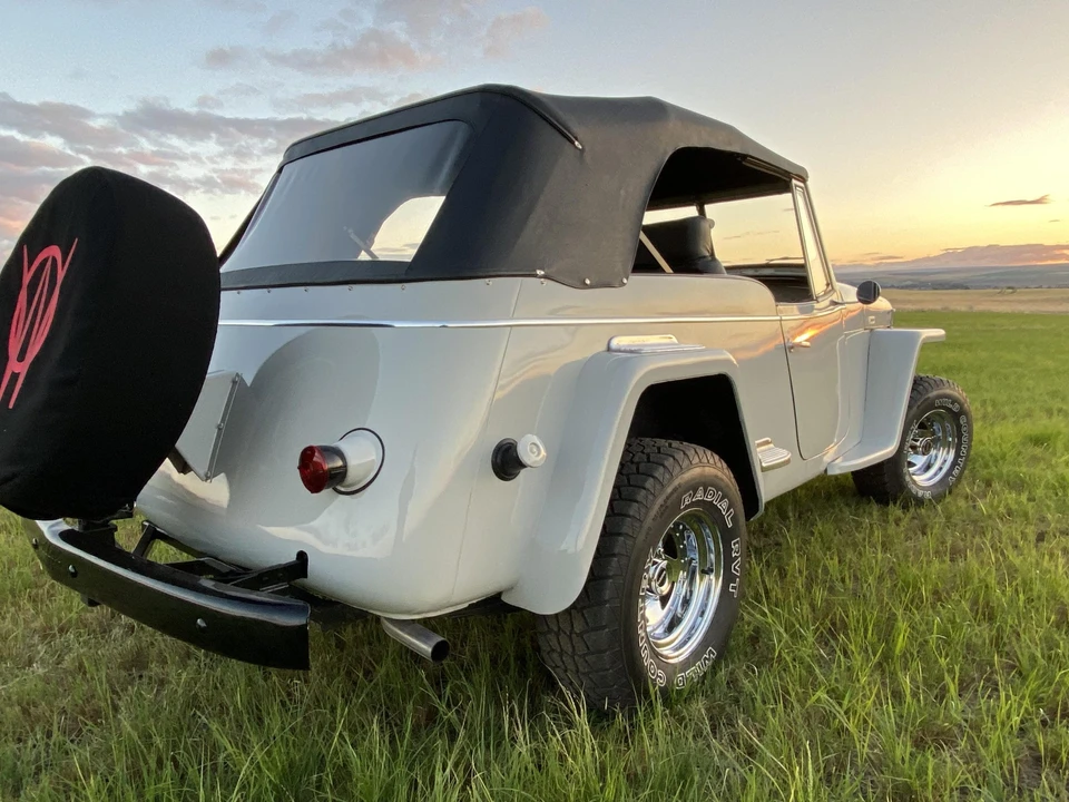 Willys Jeepster - Image 14 of 31