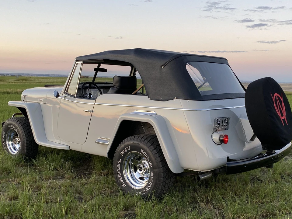 Willys Jeepster - Image 8 of 31